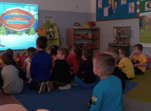 Dzieci oglądające prezentację multimedialną
